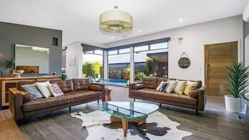 Tv, pejs, dvd-afspiller, kontorer