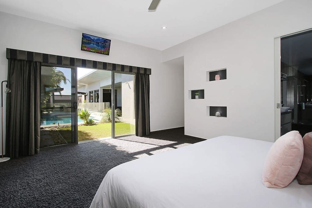 5 habitaciones, tabla de planchar con plancha, wifi y ropa de cama 