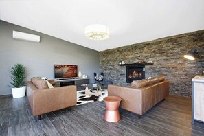 Télévision, cheminée, lecteur de DVD, espaces bureaux