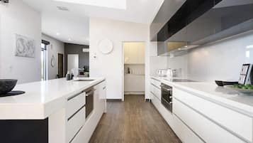 Køleskab, mikrobølgeovn, ovn, kogeplade