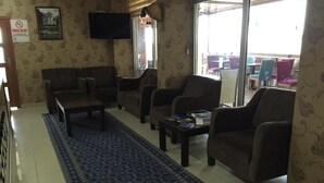 Lobby sitting area - Cansizoglu Hotel (Of)