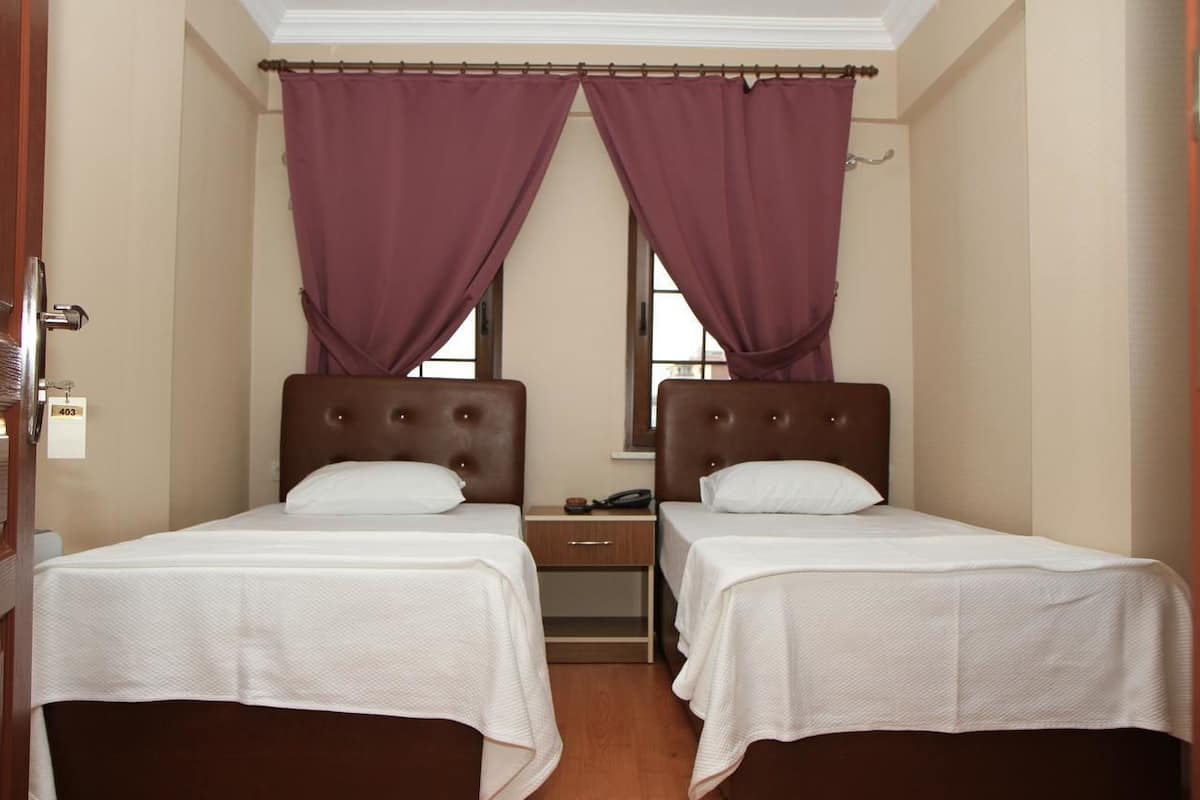 غرفة مزدوجة أو بسريرين منفصلين | خزنة داخل الغرفة وتجهيزات عازلة للصوت وواي فاي مجانًا