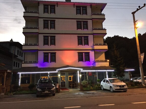 Front of property – evening/night - Cansizoglu Hotel (Of)