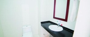 Suihku, ilmaiset hygieniatuotteet, hiustenkuivaaja, tohvelit