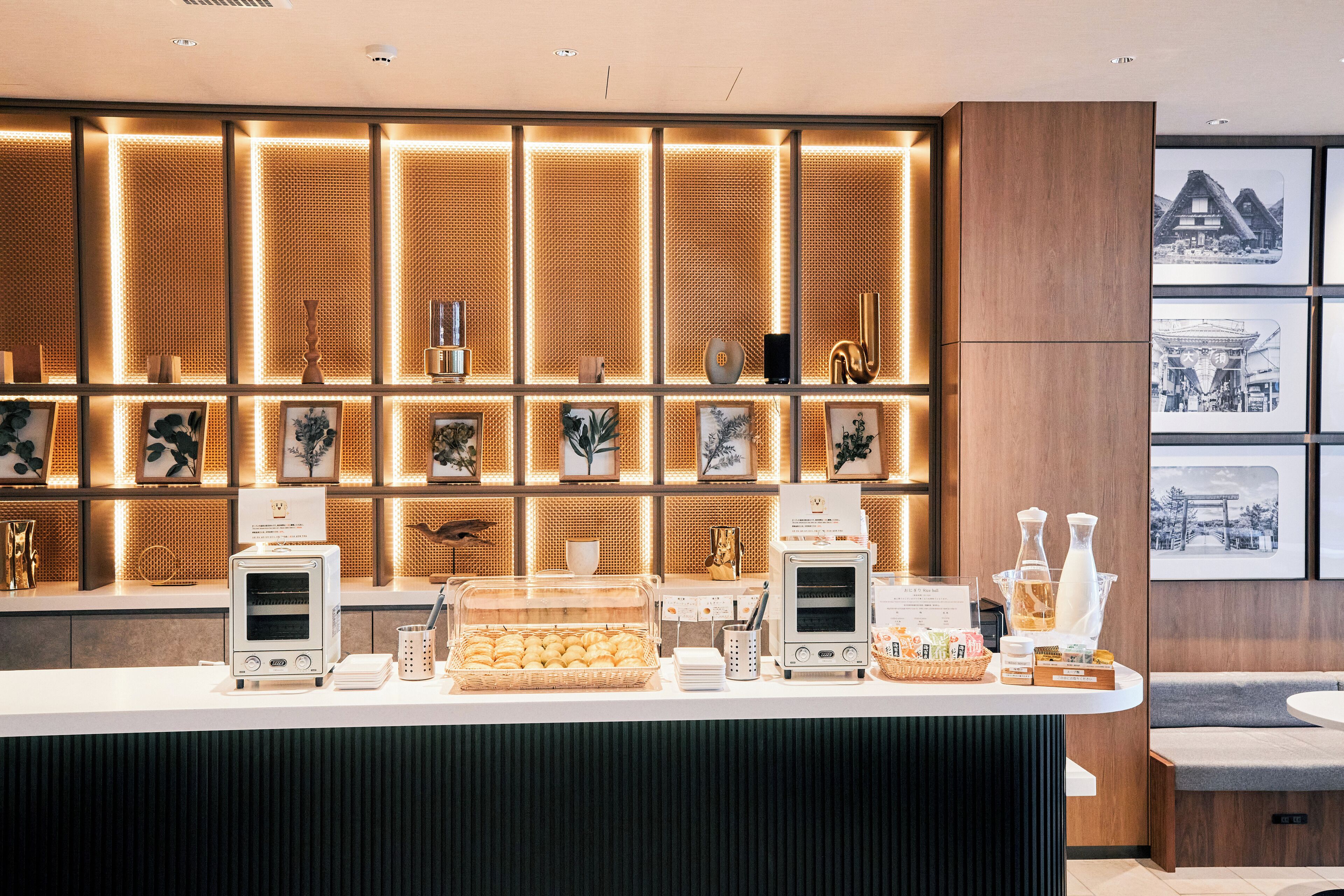 デスク、ノートパソコン用作業スペース、遮光カーテン、WiFi (無料)