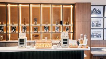 1 bedroom, desk, laptop workspace, blackout drapes