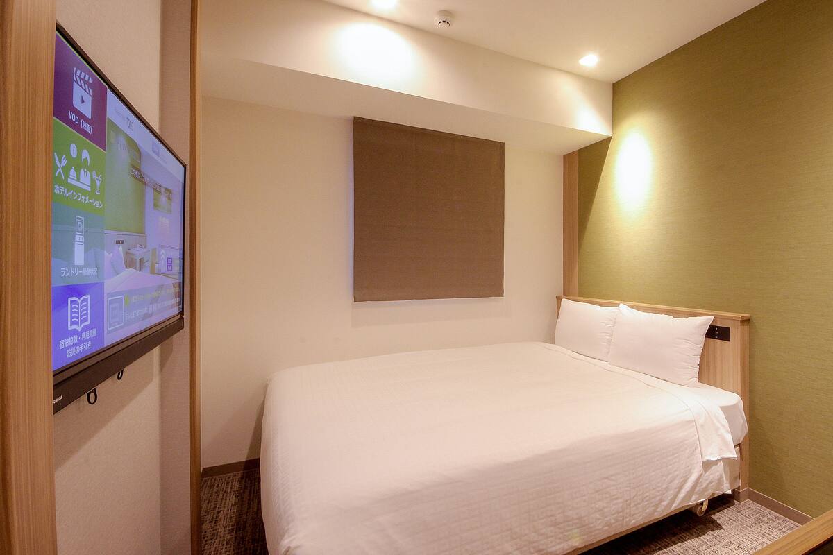 Blackout drapes, WiFi (free), bed sheets