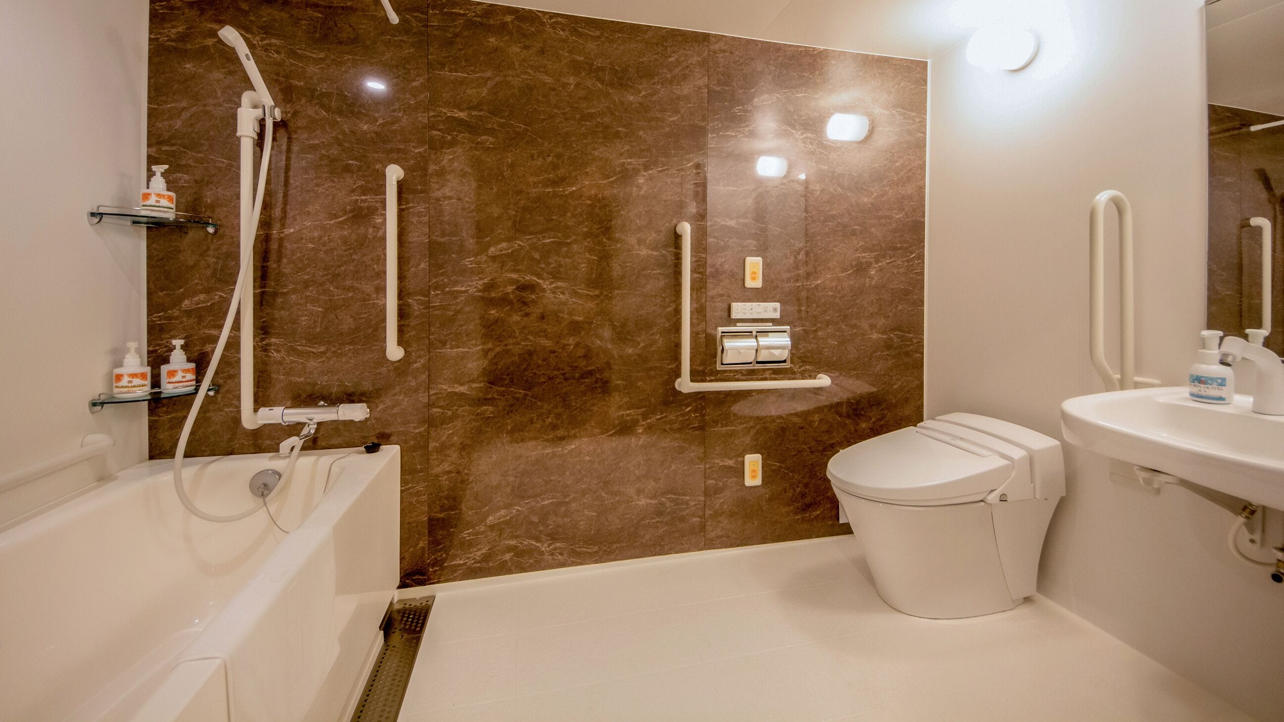 large double (with hider bed), non smoking | bathroom | combined shower/bathtub, deep-soaking bathtub, free toiletries