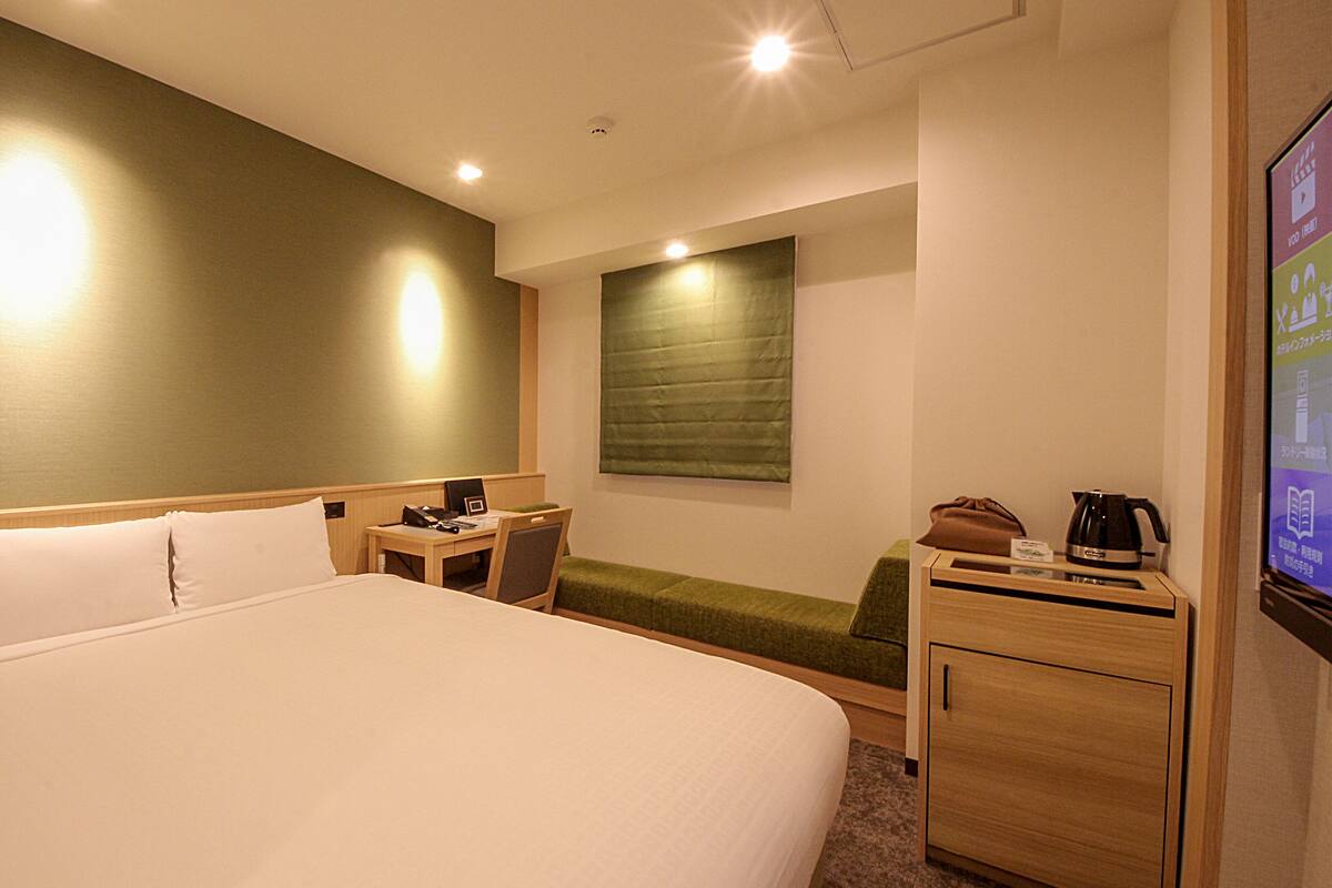 Blackout drapes, WiFi (free), bed sheets