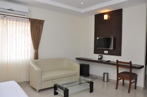 32-inch flat-screen TV with satellite channels, TV - Hotel Golden Castle (Mysore)