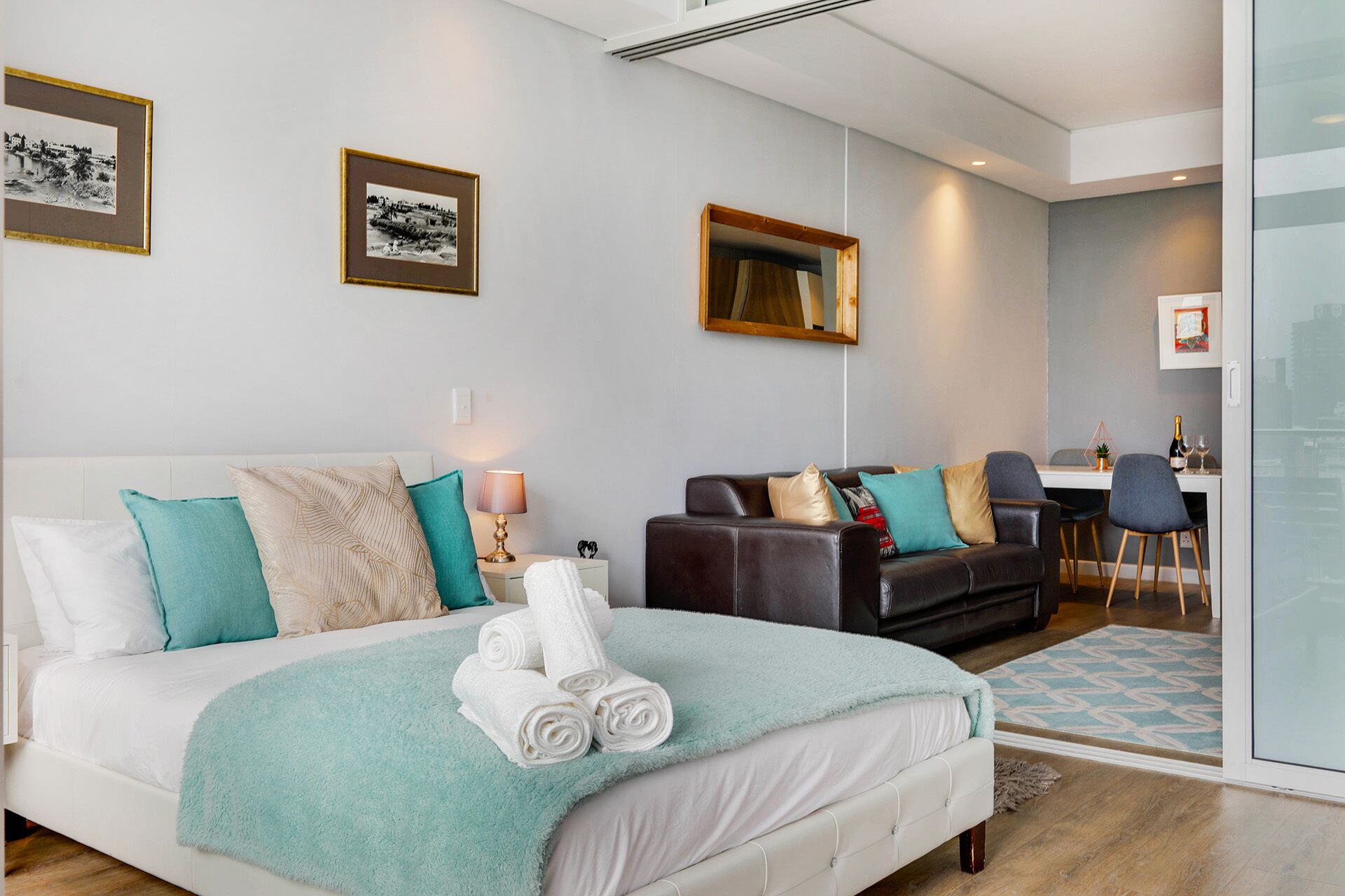 Een moderne hotelkamer met een groot bed, een bureau en een bank.