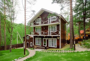 Cottage (10 guests) | Premium bedding, iron/ironing board, cots/infant beds, rollaway beds