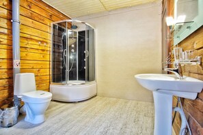 Shower, hydromassage showerhead, free toiletries, hair dryer