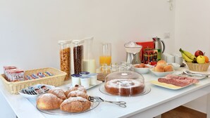 Un buffet della colazione con diversi cibi e bevande.