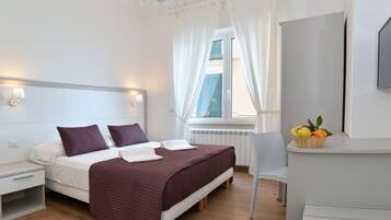 Quarto luxo, 1 cama Queen, vista parcial para o mar | 1 quarto, roupas de cama premium, edredons de pluma