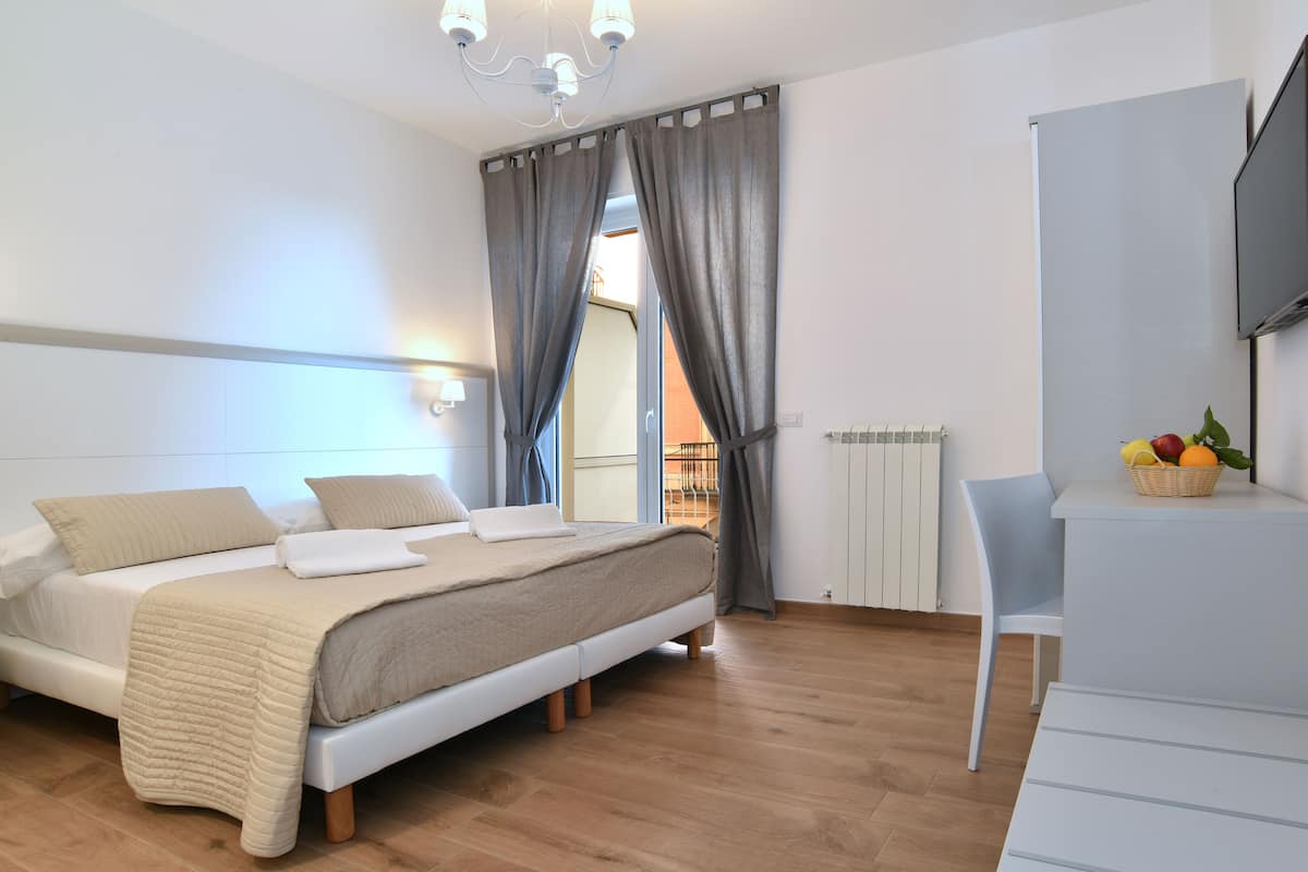 Doppia Deluxe, 1 letto queen, vista mare parziale | 1 camera, biancheria da letto di alta qualità, copriletto in piuma