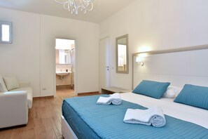 Quadruple Room, 1 Queen Bed with Sofa bed, Partial Sea View | 1 bedroom, premium bedding, down comforters, memory foam beds - La Casa in Piazza (Massa Lubrense)