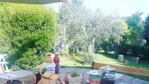 Un tavolo all'aperto con diversi cibi e condimenti.
