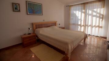 2 soverom, strykejern/-brett, internettilgang og sengetøy