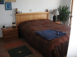 2 bedrooms, iron/ironing board, internet, bed sheets