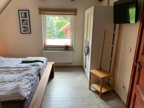3 quartos, berço de viagem, Wi-Fi, roupa de cama