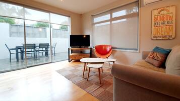 Apartment, 2 Bedrooms, 2 Bathrooms | Ruang tamu | TV skrin rata