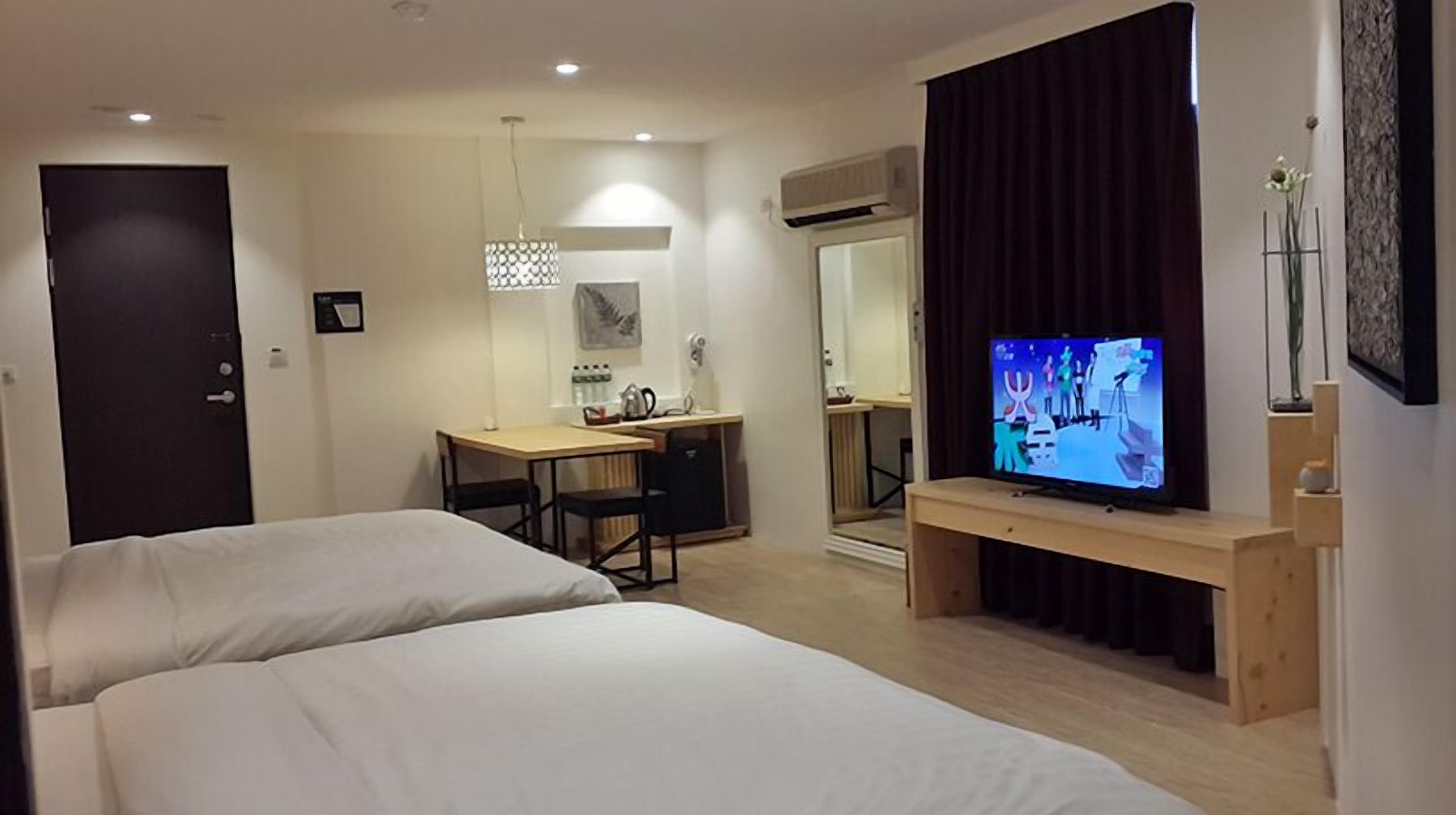 deluxe quadruple room | desk, blackout curtains, free wifi, bed sheets