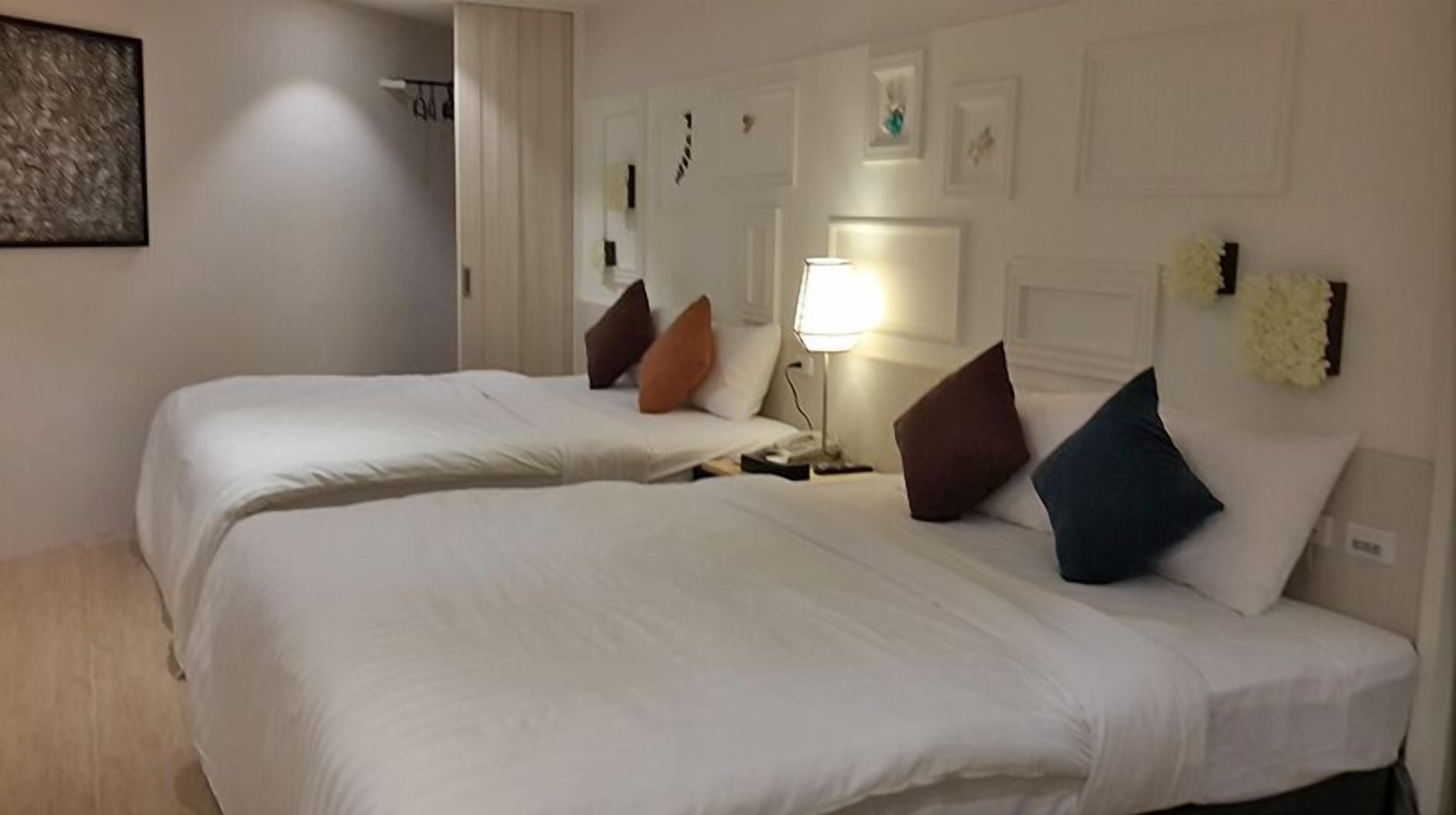 deluxe quadruple room | desk, blackout curtains, free wifi, bed sheets