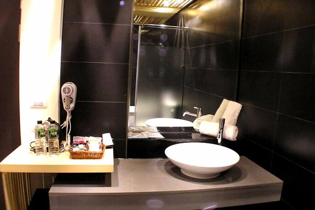 desk, blackout curtains, free wifi, bed sheets