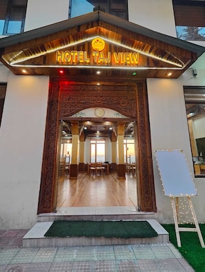 Pintu masuk properti