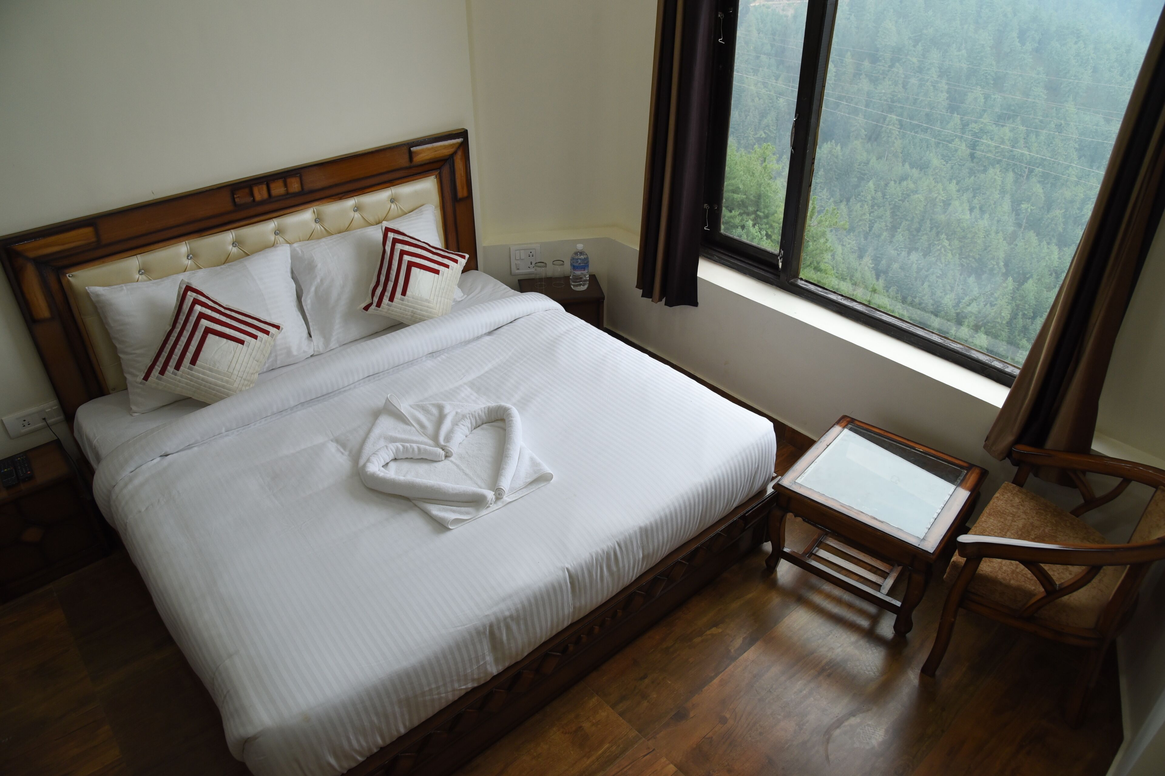 Standardrum - 1 kingsize-säng - utsikt mot bergen | Ljudisolering, strykjärn/strykbräda, gratis wi-fi och sängkläder