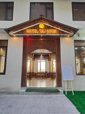 Property entrance - Hotel Taj View (Theog)