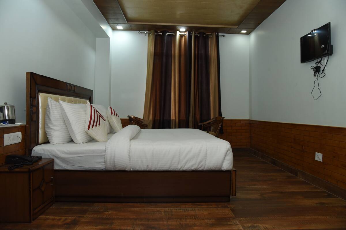 Deluxe Room | Soundproofing, iron/ironing board (on request), WiFi (free), bed sheets