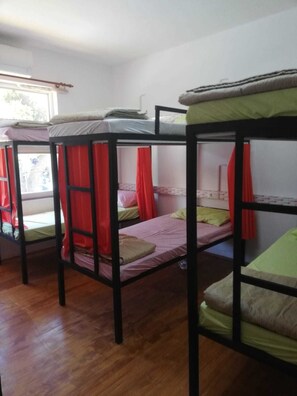 Gemeinsamer Basic-Schlafsaal, Mehrere Betten | 1 Schlafzimmer, kostenloses WLAN, Bettwäsche