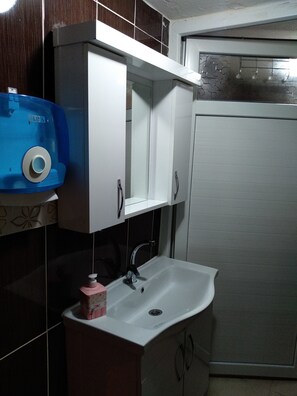 Een douche, gratis toiletartikelen, een haardroger