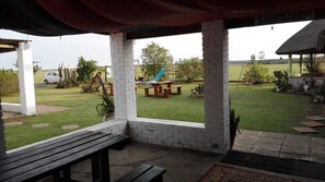 Terrace/patio - Blue Skies Backpackers (Makhanda)