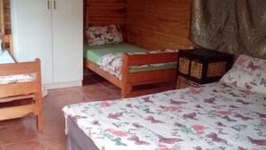 Iron/ironing board (on request), WiFi (free), bed sheets - Blue Skies Backpackers (Makhanda)