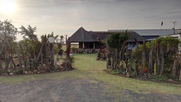 Property entrance - Blue Skies Backpackers (Makhanda)
