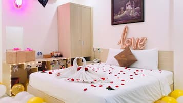 Deluxe Double Room, Sea View | Minibar, desk, soundproofing, free WiFi