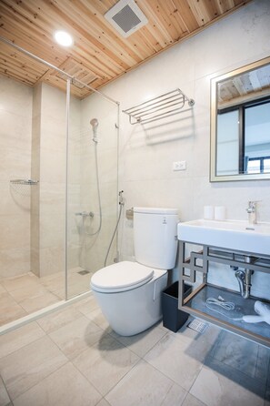Deluxe-dobbeltværelse (3A) | Badeværelse | Bruser, brusehoved med hydromassage, gratis toiletartikler, hårtørrer