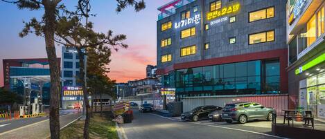 住宿正面 (夜晚)