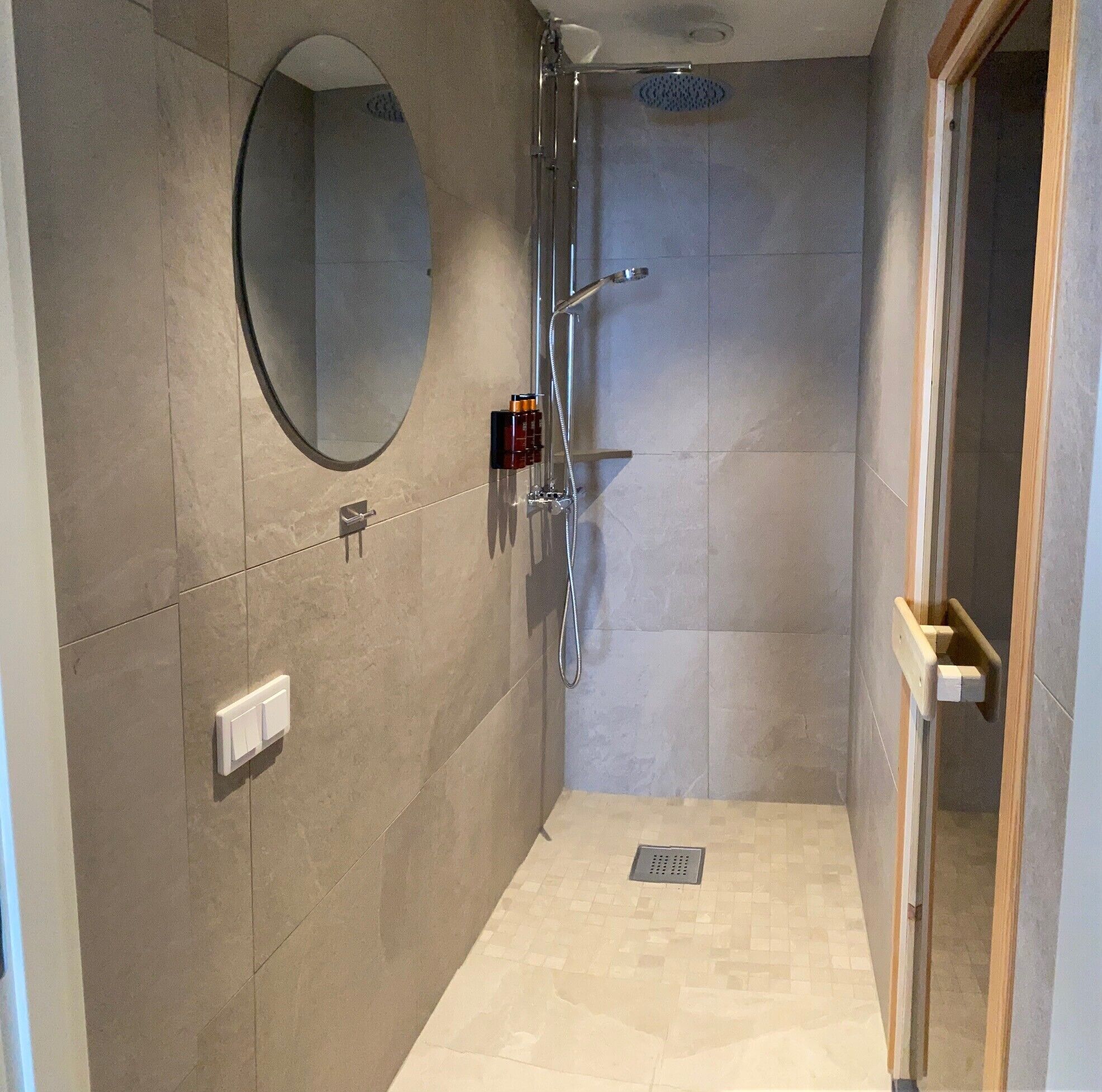 deluxe double room, sea view | bathroom | shower, free toiletries, hair dryer, towels