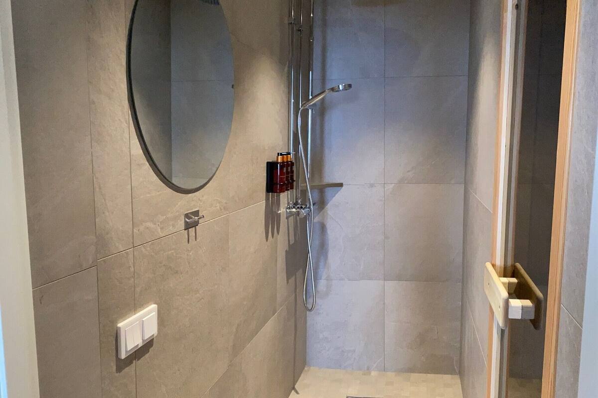 deluxe double room, sea view | bathroom | shower, free toiletries, hair dryer, towels