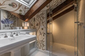 Badewanne, kostenlose Toilettenartikel, Haartrockner