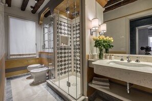Badewanne, kostenlose Toilettenartikel, Haartrockner