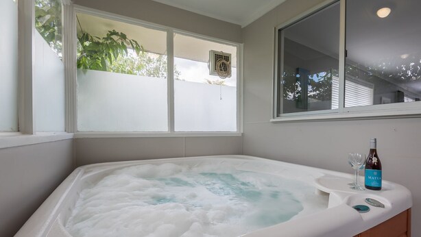 Private spa tub - Adventurer’s Retreat (Rotorua)