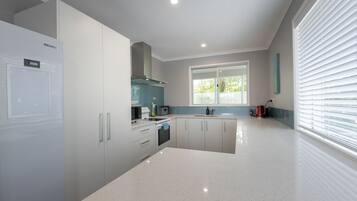 House, 4 Bedrooms | Private kitchen | Full-size fridge, microwave, oven, stovetop