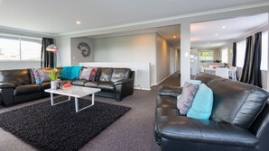 Living area - Adventurer’s Retreat (Rotorua)