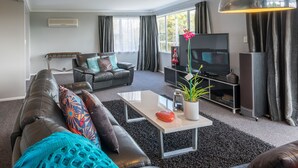 Living area - Adventurer’s Retreat (Rotorua)