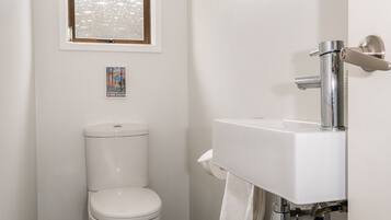 House, 4 Bedrooms | Bathroom | Separate tub and shower, towels